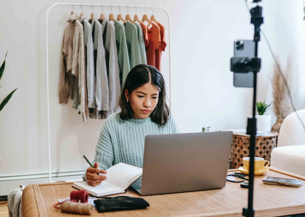 Wanita sedang bekerja