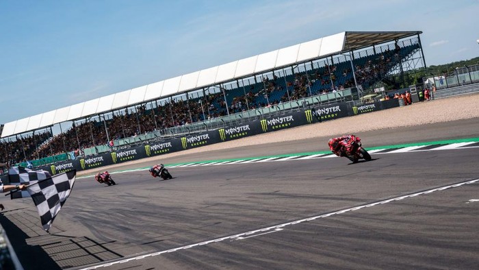 Francesco Bagnaia jadi pemenang MotoGP Inggris 2022. Foto: Getty Images/Steve Wobser Francesco Bagnaia jadi pemenang MotoGP Inggris 2022. Foto: Getty Images/Steve Wobser