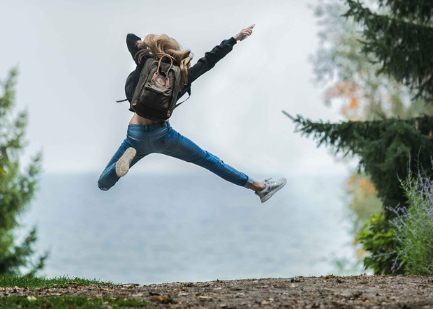 Gen Z yang bebas/ Foto: pexels/ Sebastian voortman Wanita yang sedang lompat