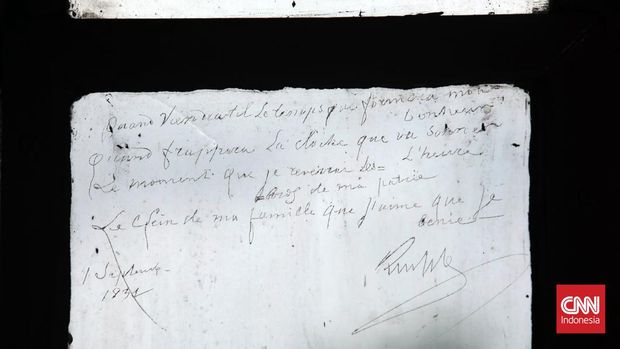 Tergores di kaca jendela kata-kata terakhir dari Charles Rumpley. Ia diyakini merupakan Pegawai rendahan Kolonial Belanda. Kata-kata yang ditulis pada 1 September tahun 1831 itu, diukir diatas kaca jendela menggunakan cincin berlian di jendela Istana Mini, Banda Neira, Maluku Tengah. CNN Indonesia/Safir Makki