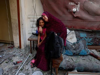 Isak Tangis Warga Gaza Korban Serangan Israel