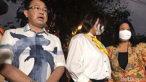 Momen Istri Ferdy Sambo Tampil Perdana di Publik Saat Datangi Mako Brimob