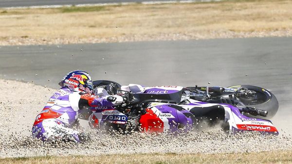 Momen Johann Zarco Jatuh Saat Leading di Silverstone
