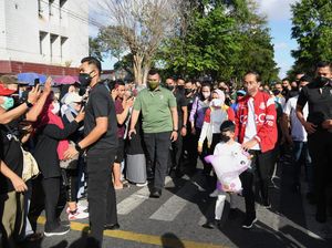 Momen Jokowi Jalan Pagi di CFD Solo Ditemani Ganjar-Erick Thohir