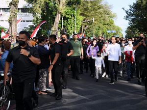 Jokowi Jalan Santai Bareng Jan Ethes di CFD Solo, Ada Ganjar-Erick