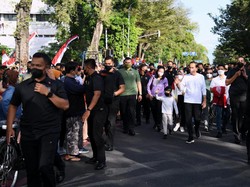 Jokowi Jalan Santai Bareng Jan Ethes di CFD Solo, Ada Ganjar-Erick