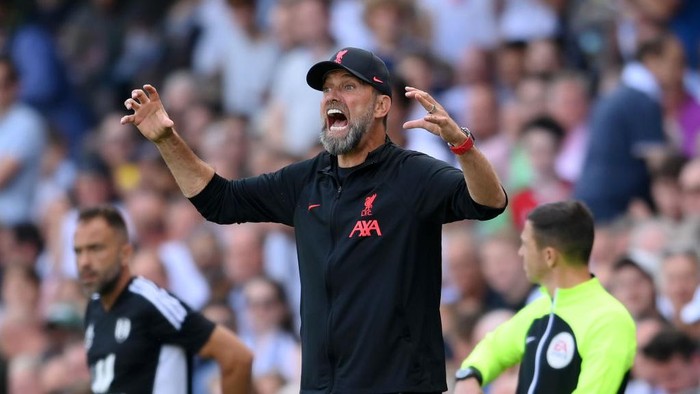 LONDON, ENGLAND - AUGUST 06: Juergen Klopp, Manager of Liverpool gives their side instructions during the Premier League match between Fulham FC and Liverpool FC at Craven Cottage on August 06, 2022 in London, England. (Photo by Mike Hewitt/Getty Images)