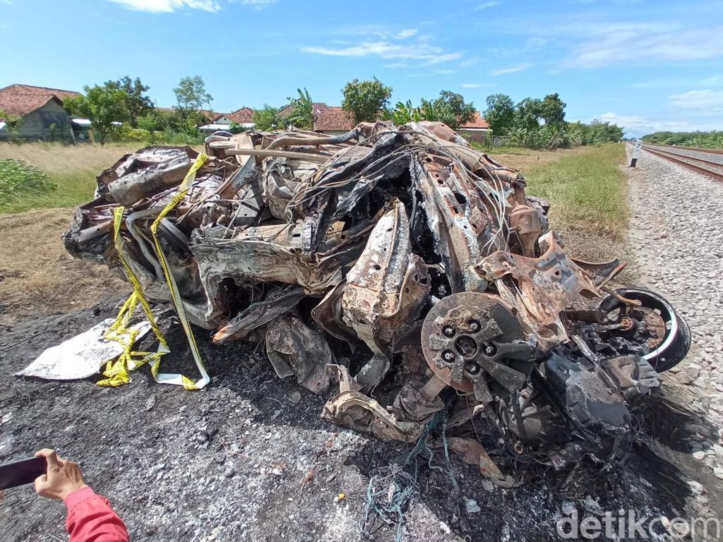 Horor Mobil Tertabrak KA hingga Terbakar di Cirebon, 4 Orang Tewas