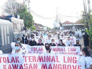 Aksi Krama Desak Koster Keluarkan SK Tak Bangun Terminal LNG di Mangrove Aksi Krama Desak Koster Keluarkan SK Tak Bangun Terminal LNG di Mangrove