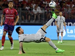 Gol kedua Lionel Messi tercipta dengan salto cantik. Messi lari ke depan gawang, mengejar umpan lambung Paredes. Messi menahan dengan dada sambil membelakangi gawang, lalu lepas tembakan salto yang masuk sempurna (NurPhoto via Getty Images/NurPhoto)