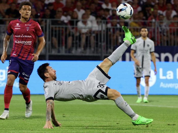 Lionel Messi of PSG surronded by Clermont players during the Ligue 1 match between Clermont Foot and Paris Saint-Germain at Stade Gabriel Montpied on August 6, 2022 in Clermont-Ferrand, France. (Photo by Jose Breton/Pics Action/NurPhoto via Getty Images)