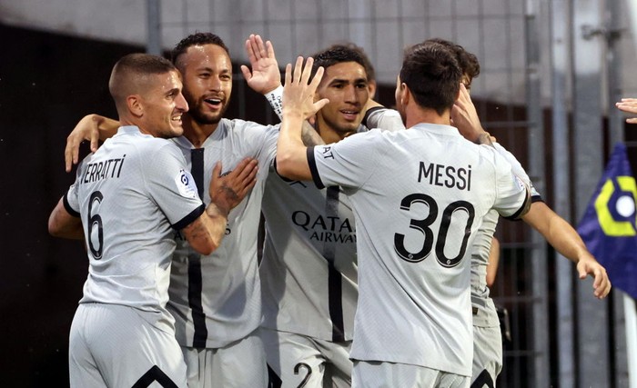 Lionel Messi Lionel Messi of PSG surronded by Clermont players during the Ligue 1 match between Clermont Foot and Paris Saint-Germain at Stade Gabriel Montpied on August 6, 2022 in Clermont-Ferrand, France. (Photo by Jose Breton/Pics Action/NurPhoto via Getty Images)