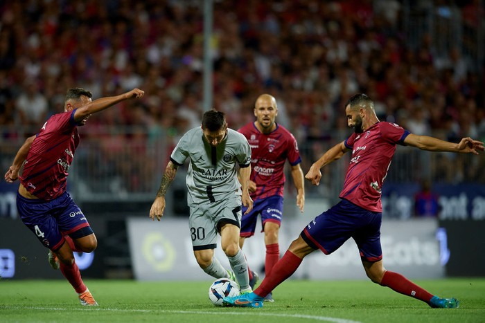 Lionel Messi Lionel Messi of PSG surronded by Clermont players during the Ligue 1 match between Clermont Foot and Paris Saint-Germain at Stade Gabriel Montpied on August 6, 2022 in Clermont-Ferrand, France. (Photo by Jose Breton/Pics Action/NurPhoto via Getty Images)