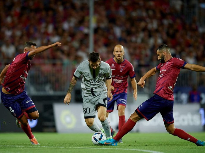 Lionel Messi of PSG surronded by Clermont players during the Ligue 1 match between Clermont Foot and Paris Saint-Germain at Stade Gabriel Montpied on August 6, 2022 in Clermont-Ferrand, France. (Photo by Jose Breton/Pics Action/NurPhoto via Getty Images)