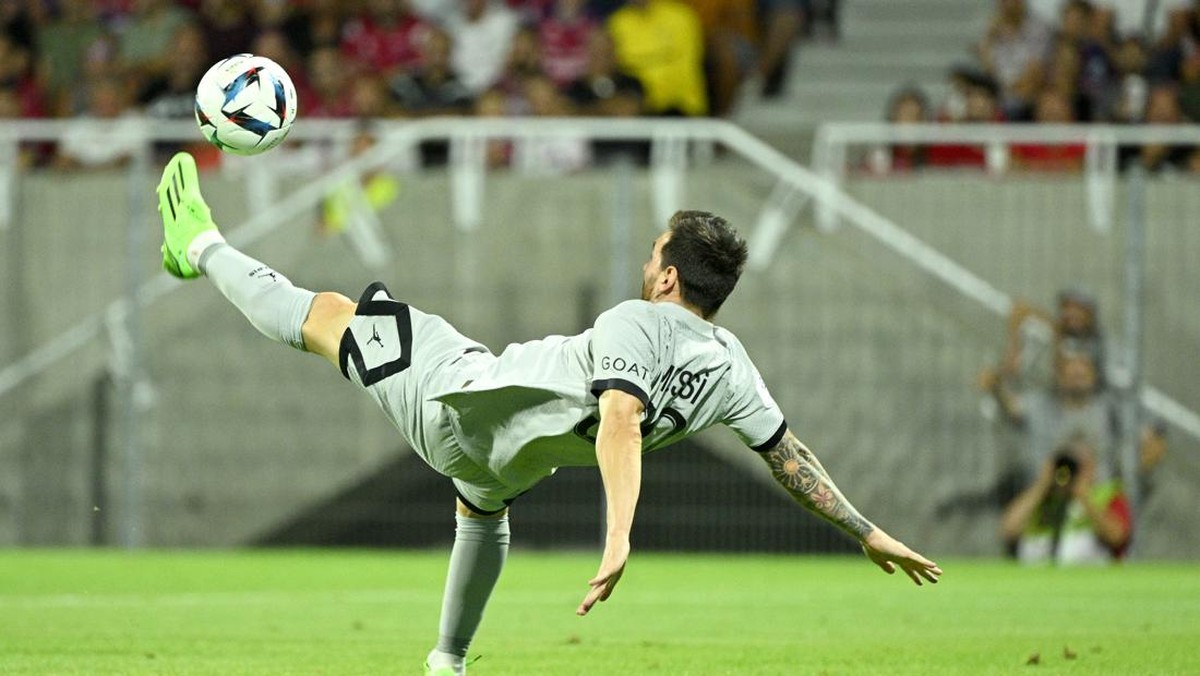 Lionel Messi mencetak gol salto ke gawang Clermont Foot. (Foto: Getty Images/Lionel Hahn)