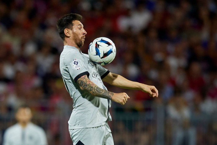 Lionel Messi of PSG surronded by Clermont players during the Ligue 1 match between Clermont Foot and Paris Saint-Germain at Stade Gabriel Montpied on August 6, 2022 in Clermont-Ferrand, France. (Photo by Jose Breton/Pics Action/NurPhoto via Getty Images)