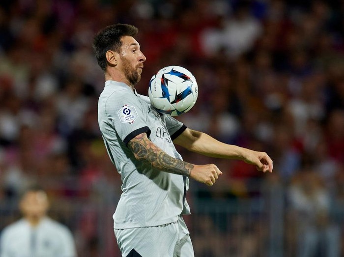 Lionel Messi of PSG surronded by Clermont players during the Ligue 1 match between Clermont Foot and Paris Saint-Germain at Stade Gabriel Montpied on August 6, 2022 in Clermont-Ferrand, France. (Photo by Jose Breton/Pics Action/NurPhoto via Getty Images)
