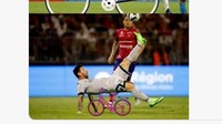 Secara kasat mata, gol salto Messi memang lebih pendek ketimbang Ronaldo yang terbang di udara. (Foto: Twitter)
