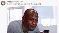 Meme ini menggambarkan Ronaldo yang sedih melihat Messi mencetak gol salto. Ya, ampun! (Foto: Twitter)