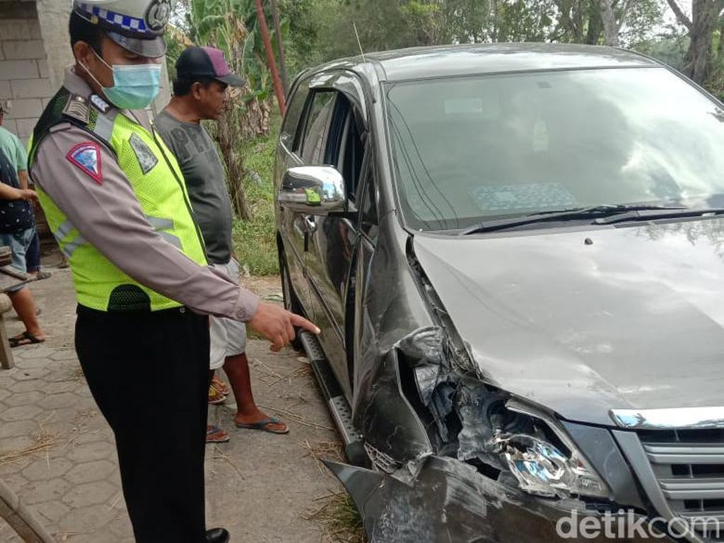 Pengemudi Kena Serangan Jantung, Mobil Tabrak Toko di Ngawi