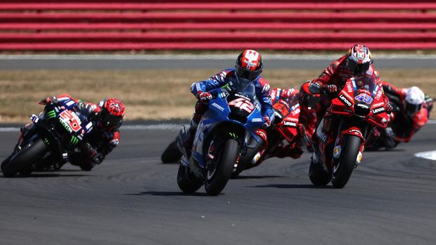 MotoGP - British Grand Prix - Silverstone Circuit, Silverstone, Britain - August 7, 2022 Team Suzuki Ecstar's Alex Rins and Ducati Lenovo's Jack Miller in action with riders during the race REUTERS/Paul Childs