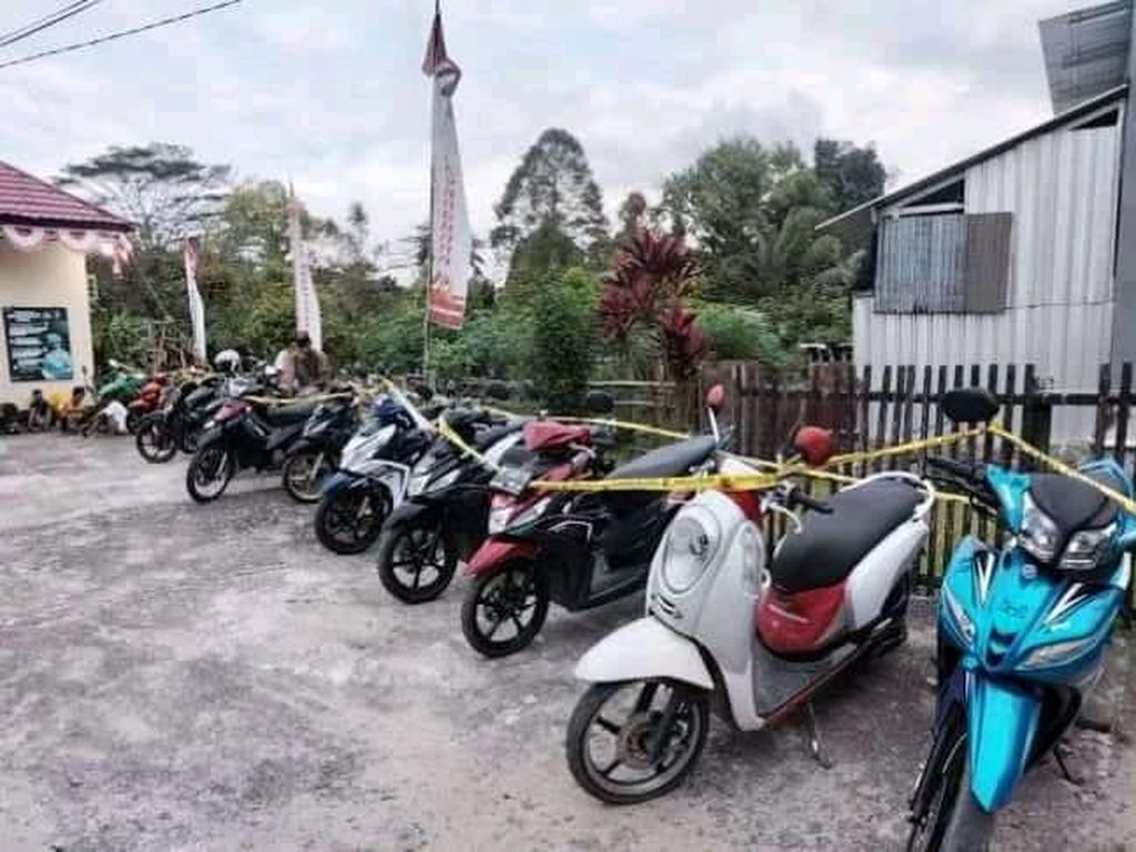 Gerebek Balap Liar di Palopo, 20 Pemuda Dihukum Dorong Motor ke Polsek Gerebek Balap Liar di Palopo, 20 Pemuda Dihukum Dorong Motor ke Polsek