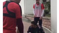 Bek Lisandro Martinez, salah satu rekrutan baru MU, kena bully karena tak kuasa menahan gempuran Brighton. Foto: dok. Twitter