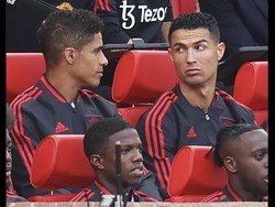 Meme Ronaldo dan Varane, dua pemain MU yang dulu juga rekan satu tim di Real Madrid. Foto: dok. Twitter