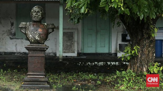 Patung Raja Willem III yang berada di dalam Istana Mini, Banda Neira, Maluku Tengah. CNN Indonesia/Safir Makki
