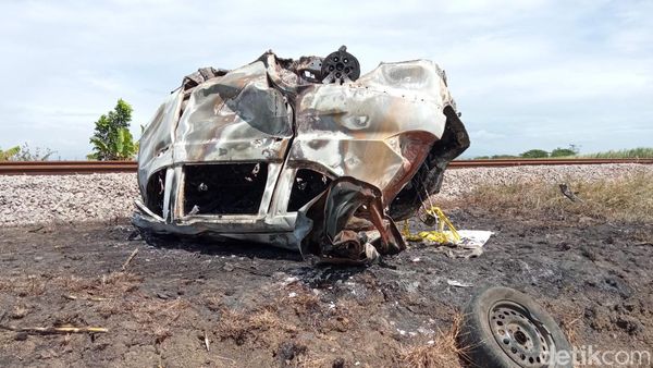Ringsek Parah! Penampakan Mobil MPV Usai Ditabrak KA di Cirebon