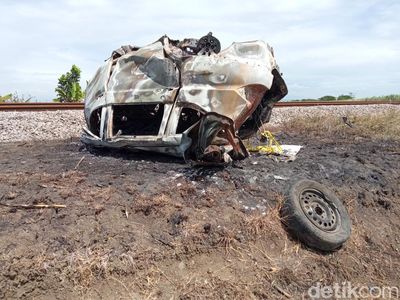 Ringsek Parah! Penampakan Mobil MPV Usai Ditabrak KA di Cirebon