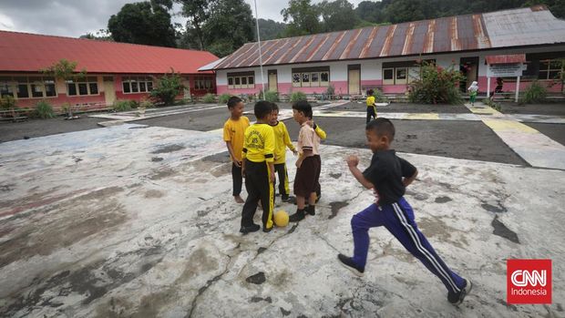 PENDIDIKAN DI BANDA BESAR Pelajar SD Negeri 285 Banda Besar, Maluku Tengah, Sabtu, 16 Juli 2022. CNN Indonesia/Safir Makki