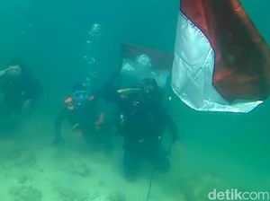 Keren! Bendera Merah Putih Berkibar di Dasar Laut Gili Ketapang Keren! Bendera Merah Putih Berkibar di Dasar Laut Gili Ketapang