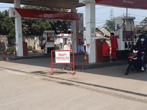 Perjuangan Kurir & Ojol Hunting Pertalite yang Konon Langka