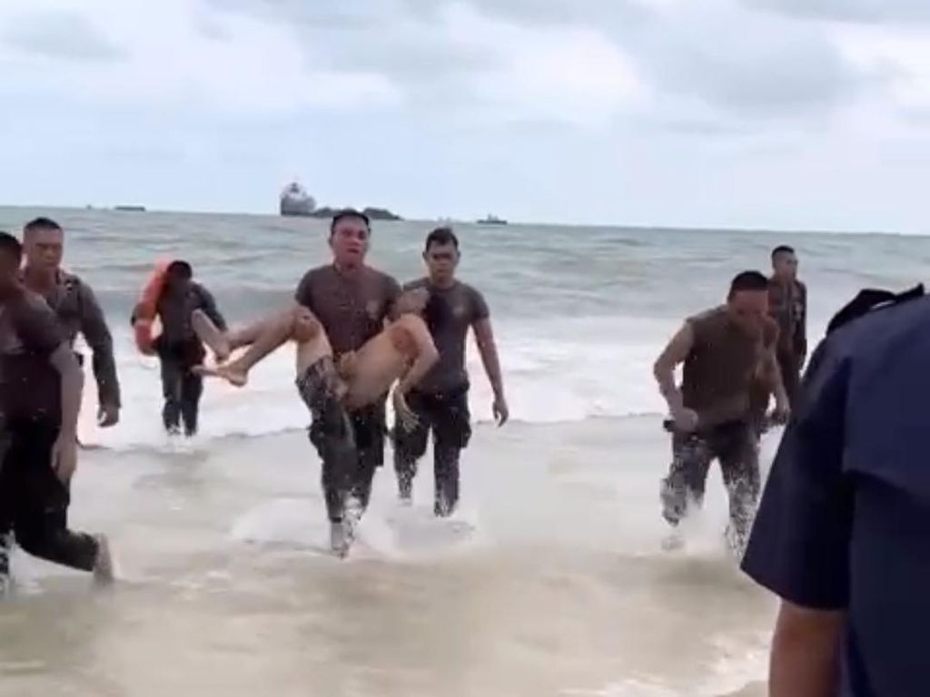 Polisi Evakuasi 2 Bocah Terseret Ombak di Pantai Balikpapan