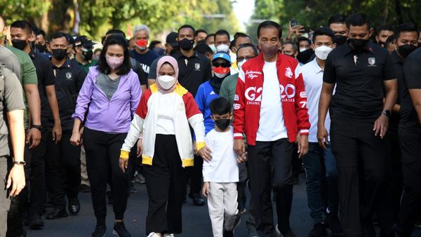 Potret Jokowi Jalan Santai Bareng Jan Ethes di Solo, Ada Ganjar-Erick
