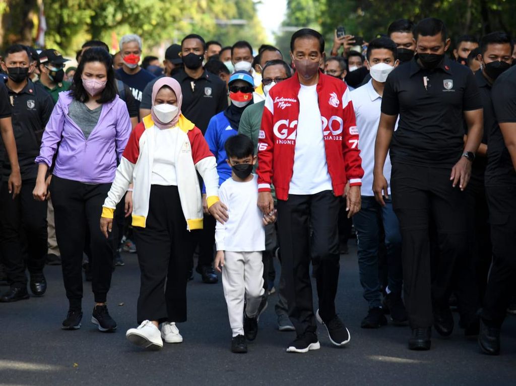 Momen Jokowi Jalan-jalan di CFD Solo Bareng Jan Ethes, Ada Ganjar-Erick