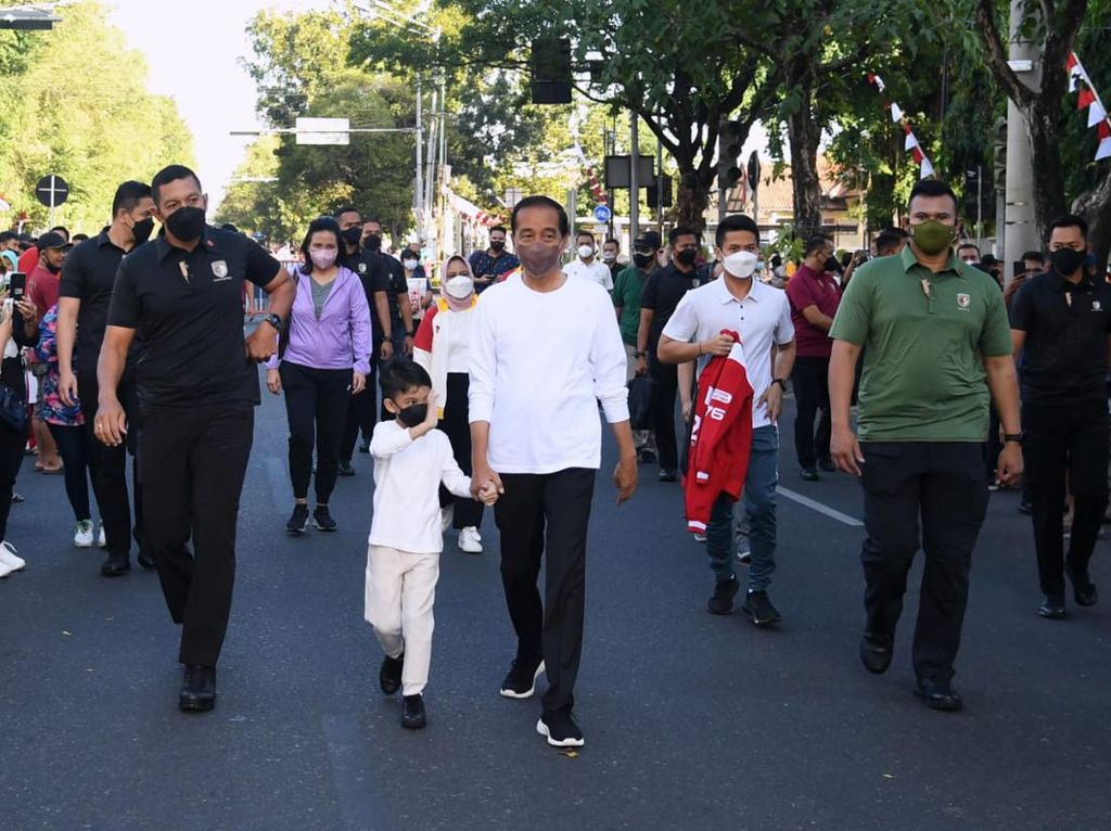 Gaya Jan Ethes Dadah-dadah ke Warga Saat Jalan Santai Bareng Jokowi