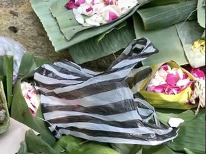 Pria Makan Sesajen Kuburan hingga Makanan Paling Berbahaya di Dunia