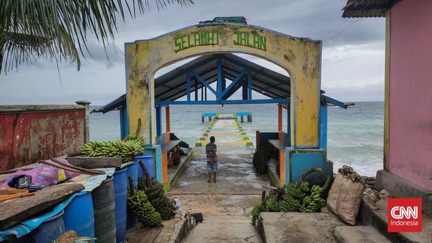 Salah satu dermaga tempat warga berangkat dan berlabuh ke menuju pulau lainnya di Pulau Ai, Kecamatan Banda, Kabupaten Maluku Tengah, Maluku, Minggu 17 Juli 2022. Pulau Ai adalah satu di antara enam pulau di Kepulauan Banda yang berpenghuni. CNN Indonesia/Safir Makki