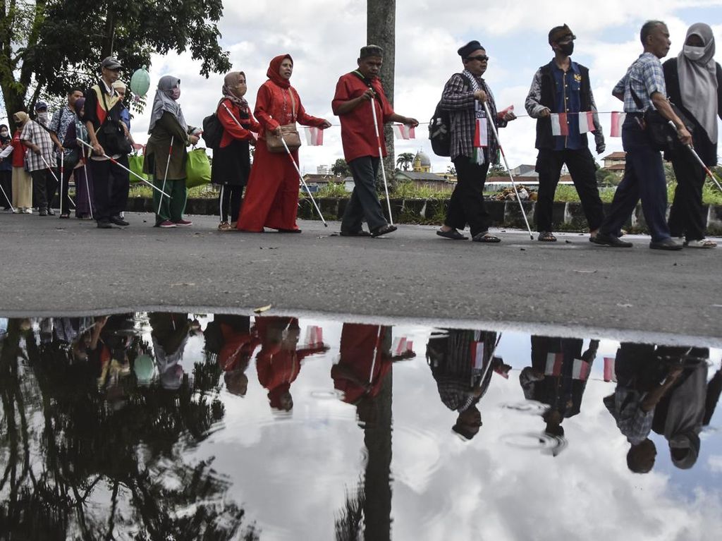 Ratusan Tunanetra Rally Tongkat Sambut Kemerdekaan Ratusan Tunanetra Rally Tongkat Sambut Kemerdekaan