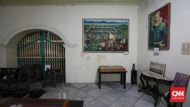 Koleksi barang-barang peninggalan Belanda yang ada di Rumah Budaya, Banda Neira, Maluku Tengah, Kamis, 14 Juli 2022. CNN Indonesia/Safir Makki