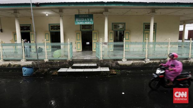 Warga melintasi bangunan Rumah Budaya, Banda Neira, Maluku Tengah, Kamis, 14 Juli 2022. CNN Indonesia/Safir Makki