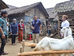 Sandiaga Beri Bantuan Freezer ke UMKM Susu Kambing Etawa di Bondowoso