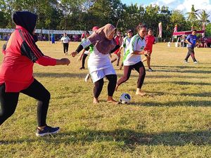 Seru! Sepak Bola Goyang Ceria Meriahkan HUT ke-77 RI di Tegal Badeng Seru! Sepak Bola Goyang Ceria Meriahkan HUT ke-77 RI di Tegal Badeng