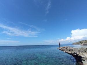 Tak Hanya Pasir Merah Muda, Pantai Pink Simpan Banyak Spot Menakjubkan
