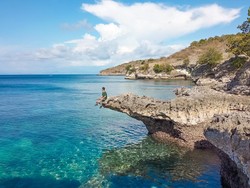 Hidden Gem Pantai Pink, Spot Berfoto Ciamik di Bebatuan