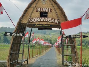 Ketika Bulak Sawah Dobangsan Kulon Progo Dihiasi Deretan Bendera Merah Putih