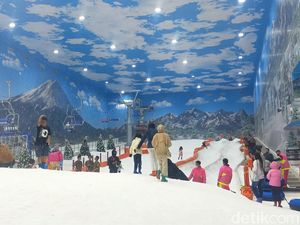 Trans Snow World Surabaya Diserbu Pengunjung Saat Weekend