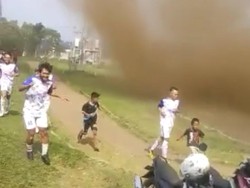 Viral Puting Beliung Terjang Lapangan Sepakbola di Lembang